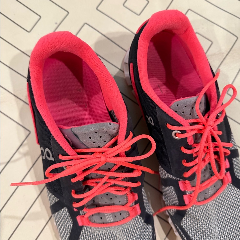 On Running Sneakers - Picture 3 of 16
